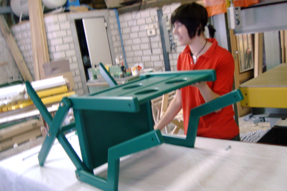 Als nächstes kommt die Rückenlehne hinzu.