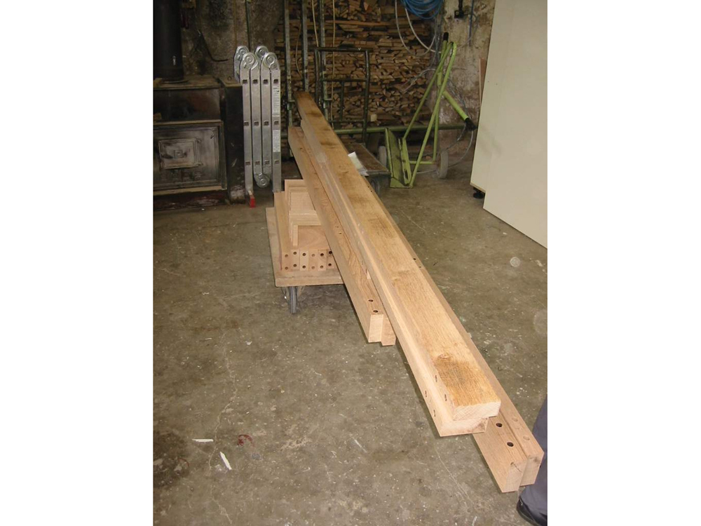 Hier sind bereits die Dübellöcher gebohrt. Aus diesen Brettern werden wir den Rahmen der Kirchentür erstellen. Das ist das "Gerüst", nicht zu verwechseln mit der Zarge, in die die Tür eingehängt wird.